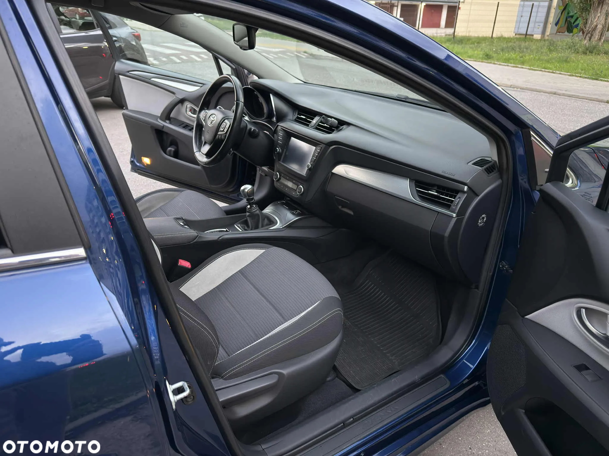 Toyota Avensis 2.0 D-4D Prestige - 12