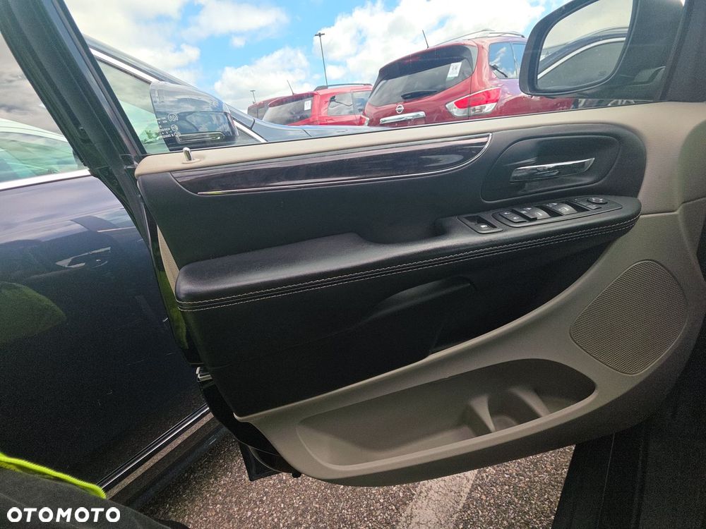 Chrysler Town & Country - 7