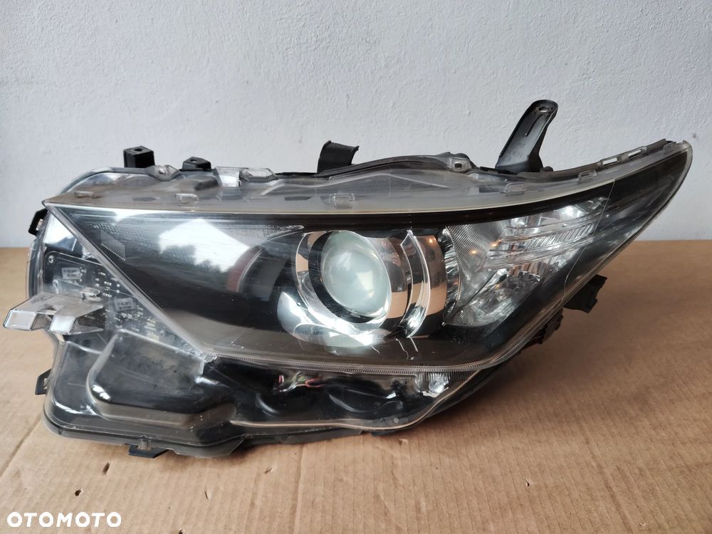 Lampa Lewy przód Toyota Auris 81150-02K30 Lewa przednia
