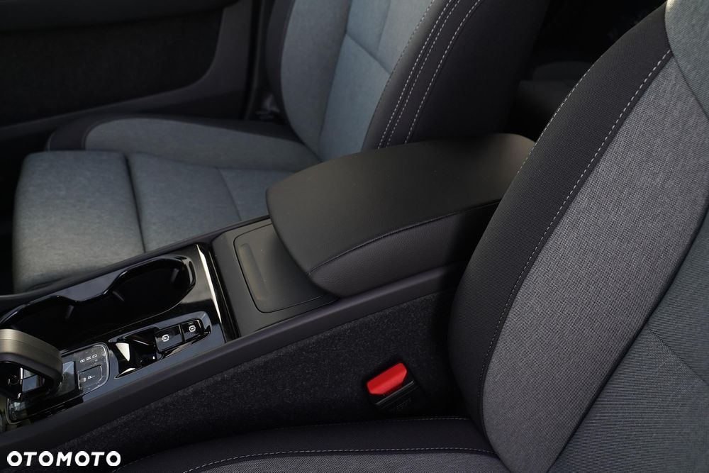 Volvo XC 40 B3 Plus Dark - 21