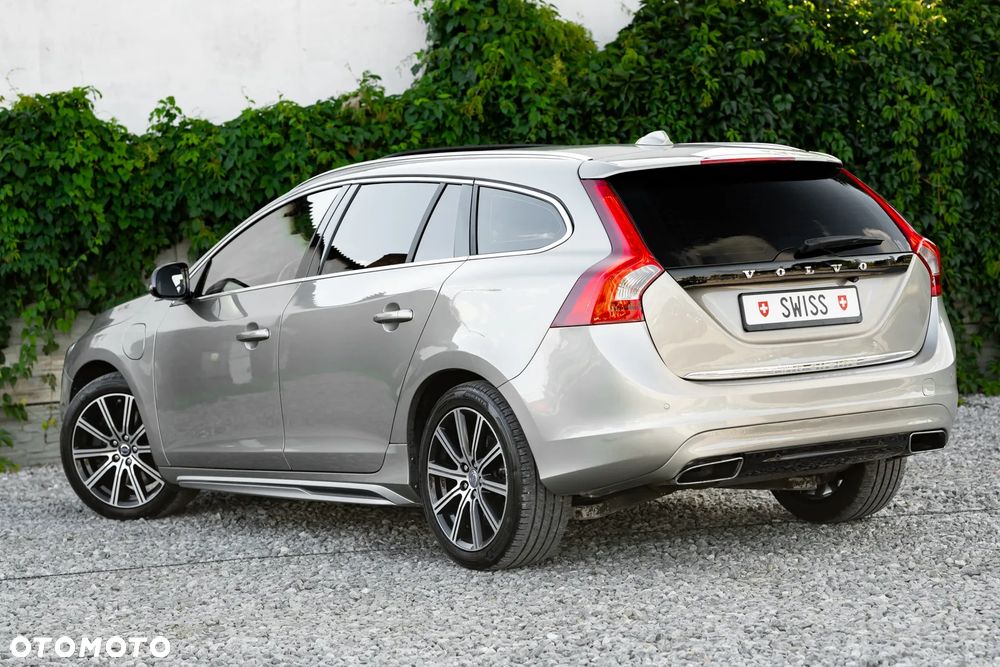 Volvo V60 D6 AWD Plug-in Hybrid Momentum - 12