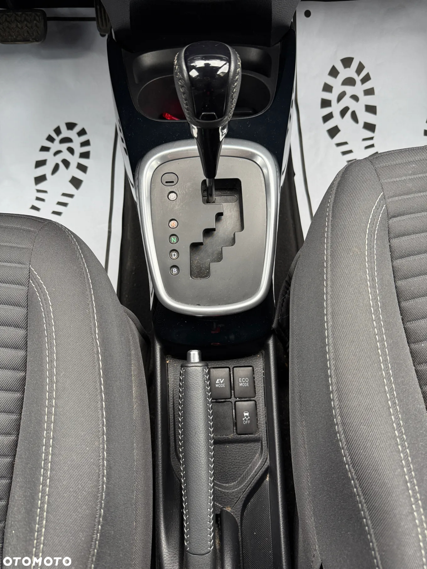 Toyota Yaris Hybrid 100 Selection Passion - 11