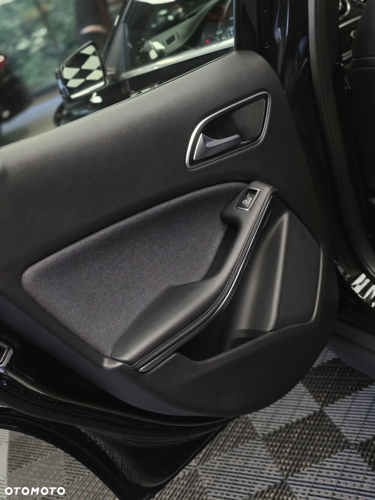 Mercedes-Benz GLA 180 7G-DCT - 16