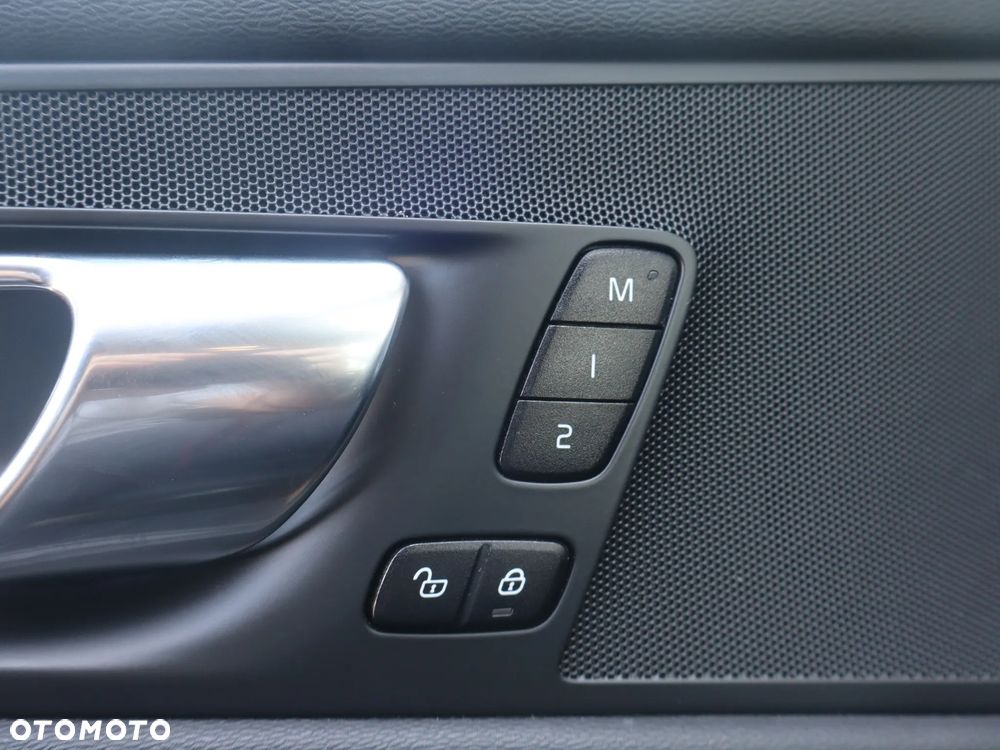 Volvo XC 60 B4 D AWD Momentum Pro - 24