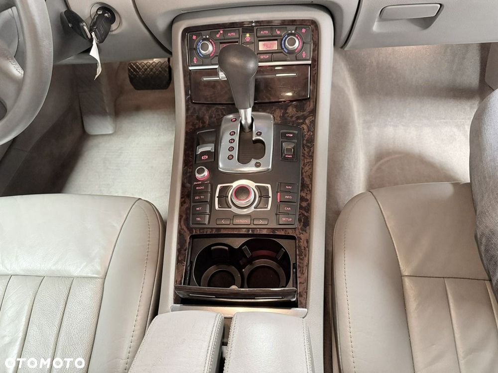Audi A8 4.2 Quattro - 27