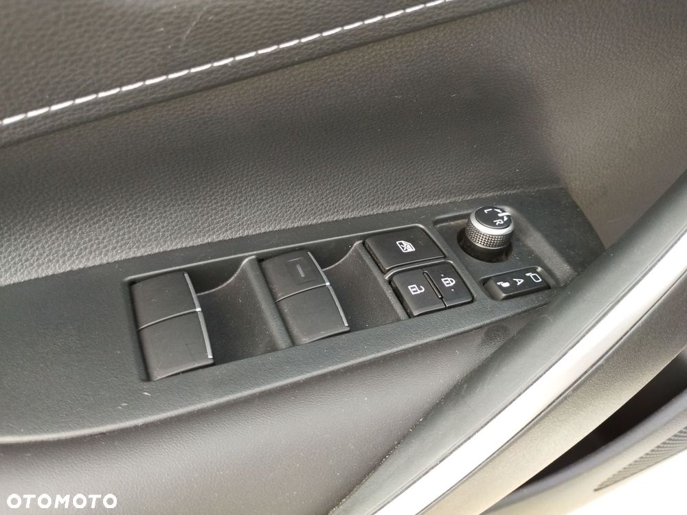 Toyota Corolla 1.8 Hybrid Style - 17