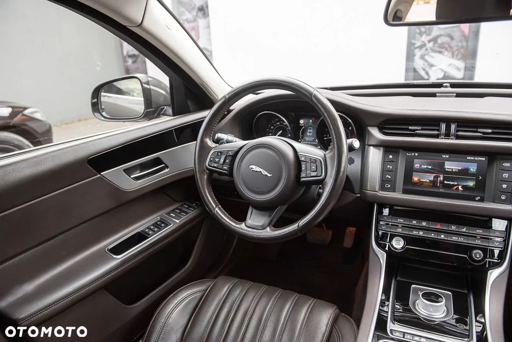Jaguar XF 20d Sportbrake Portfolio - 27