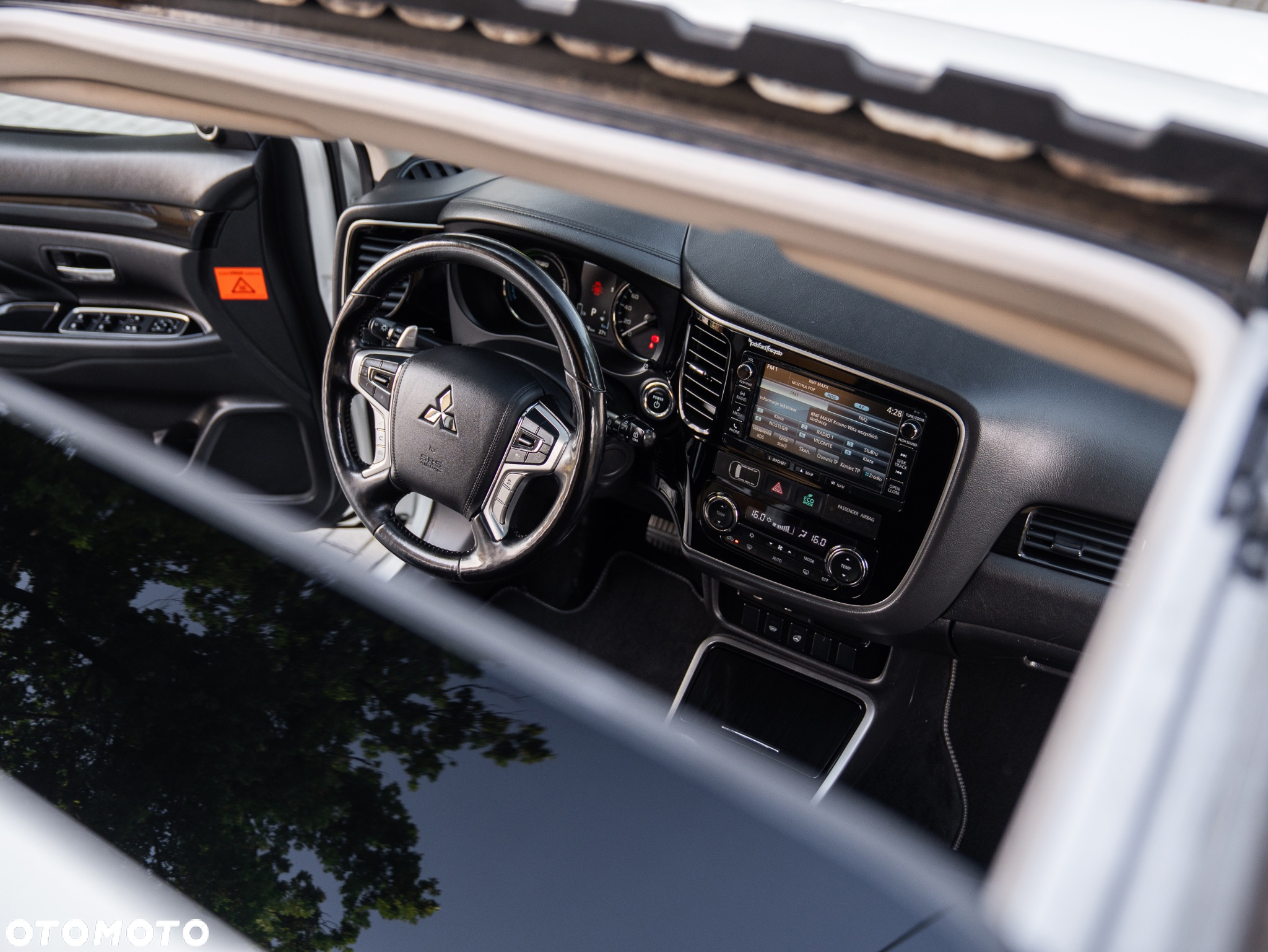 Mitsubishi Outlander 2.0 4WD Plug-In Hybrid Plus - 26