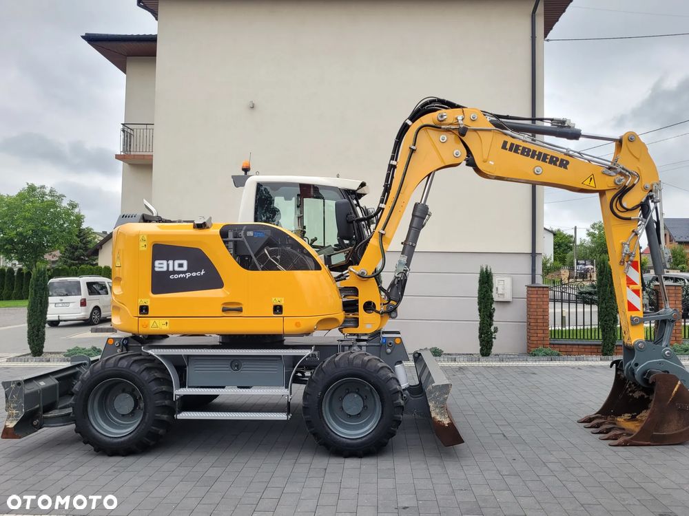 Liebherr A910 compact / 3 łyżki + widły / 2018rok / 2 x pług / - 3
