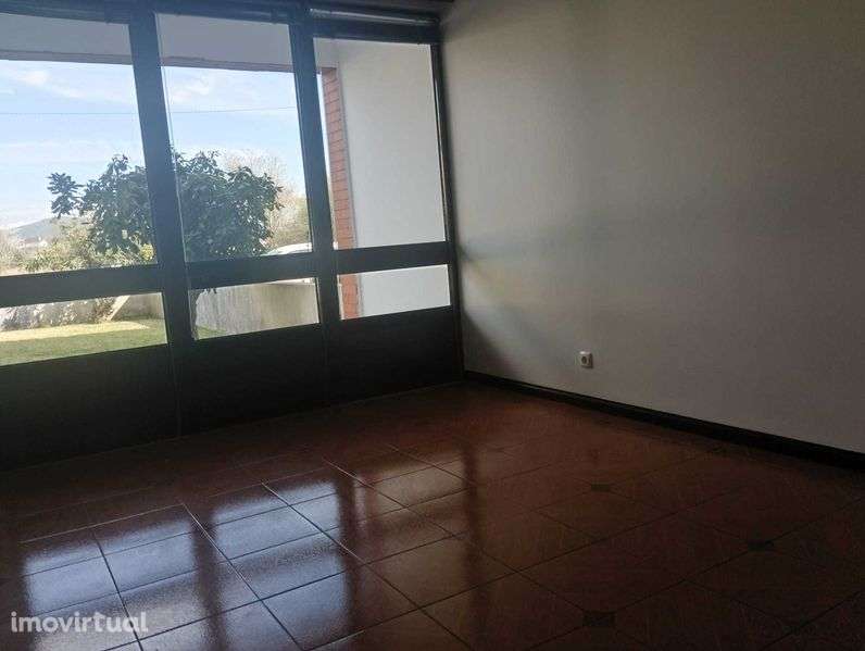 Arrenda-se T2 em rés-do-chão de moradia - Grande imagem: 4/10