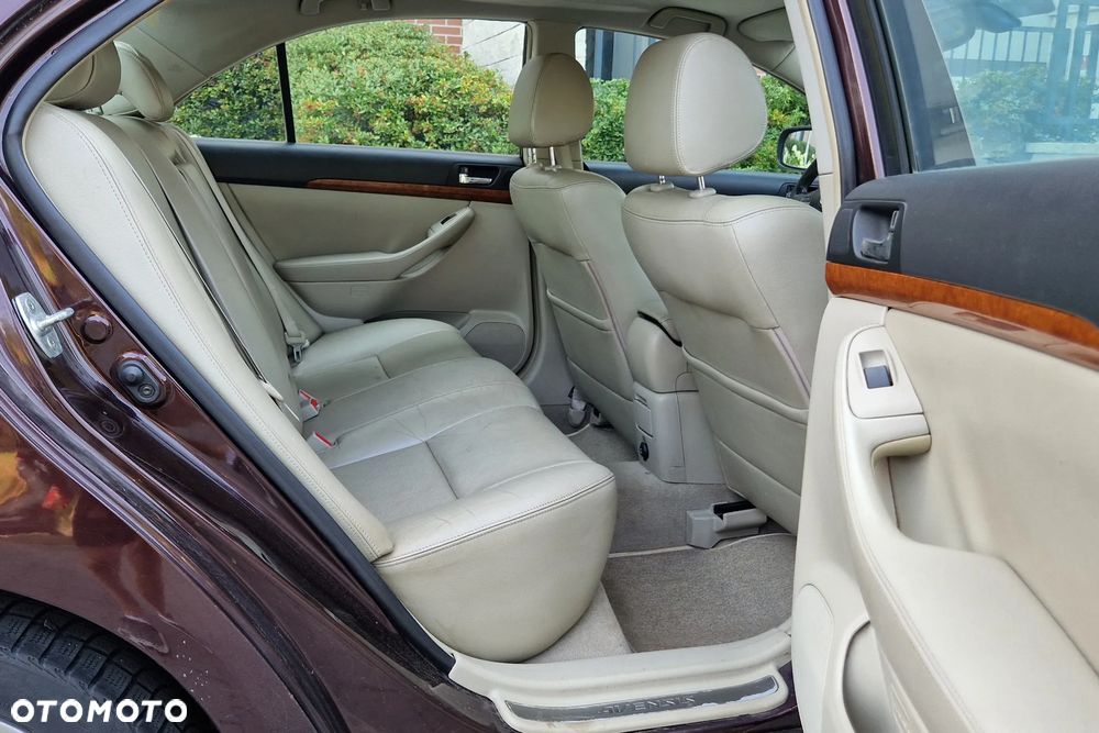 Toyota Avensis - 11