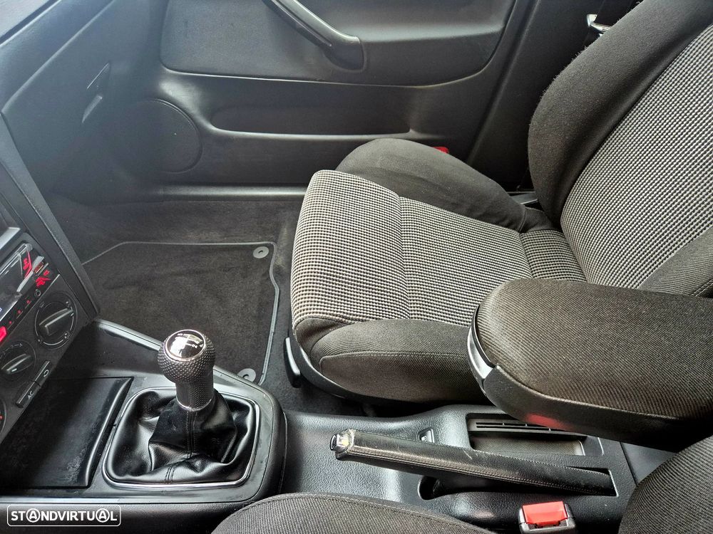 VW Golf 1.9 TDi 25 Anos - 28