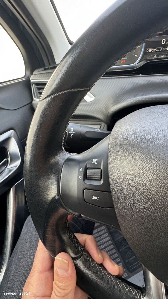 Peugeot 2008 1.2 PureTech Allure EAT6 - 22