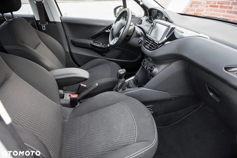 Peugeot 208 - 25