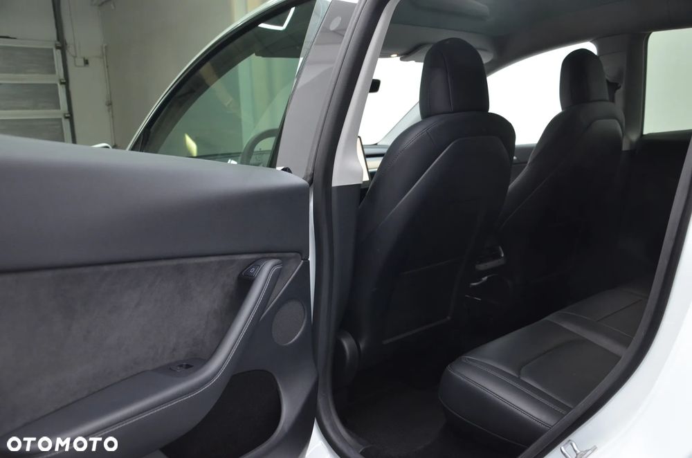 Tesla Model Y Long Range AWD - 12