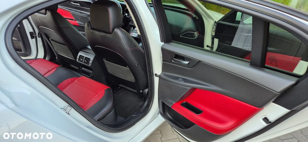Jaguar XE 2.0 D R-Sport - 17