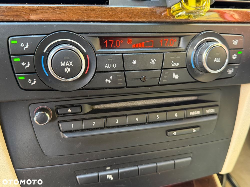 BMW Seria 3 330i - 25