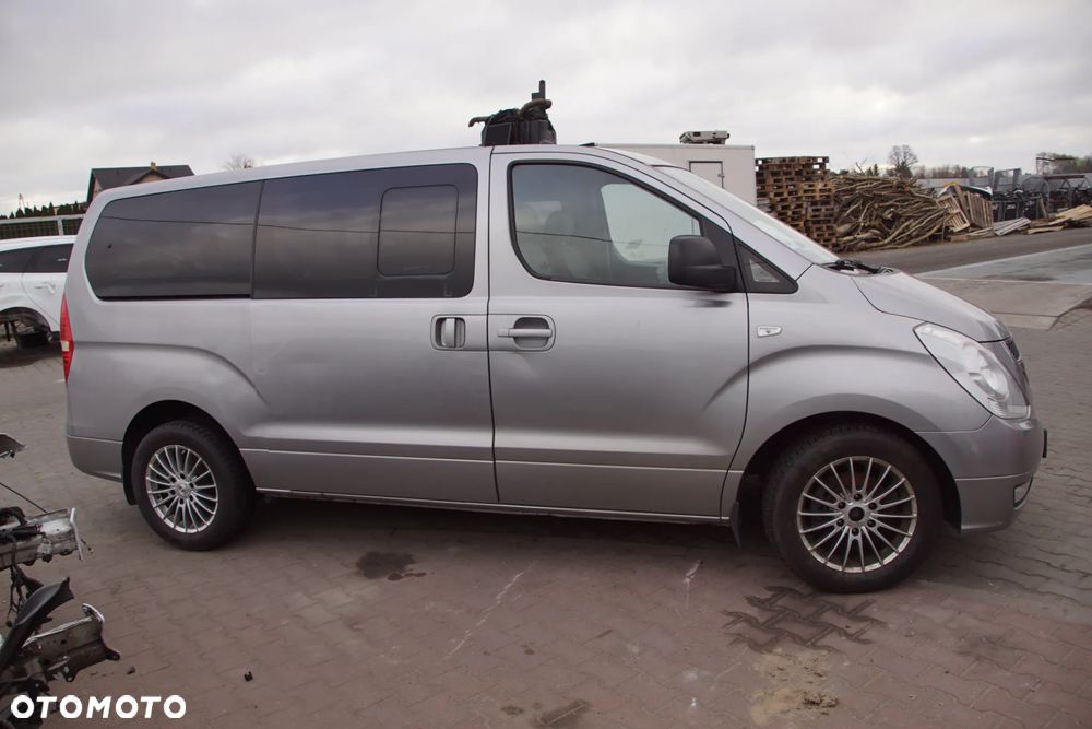 Auto na części - Hyundai H1 II 2.5 CRDI 170 KM D4CB YCQA2 P2S 2012R Silnik Skrzynia Drzwi Maska Błotnik Zderzak Klapa Lusterko Klamka Szyba Deska Kokpit Sterownik Moduł Czujnik Licznik Panel Kierownica - 7