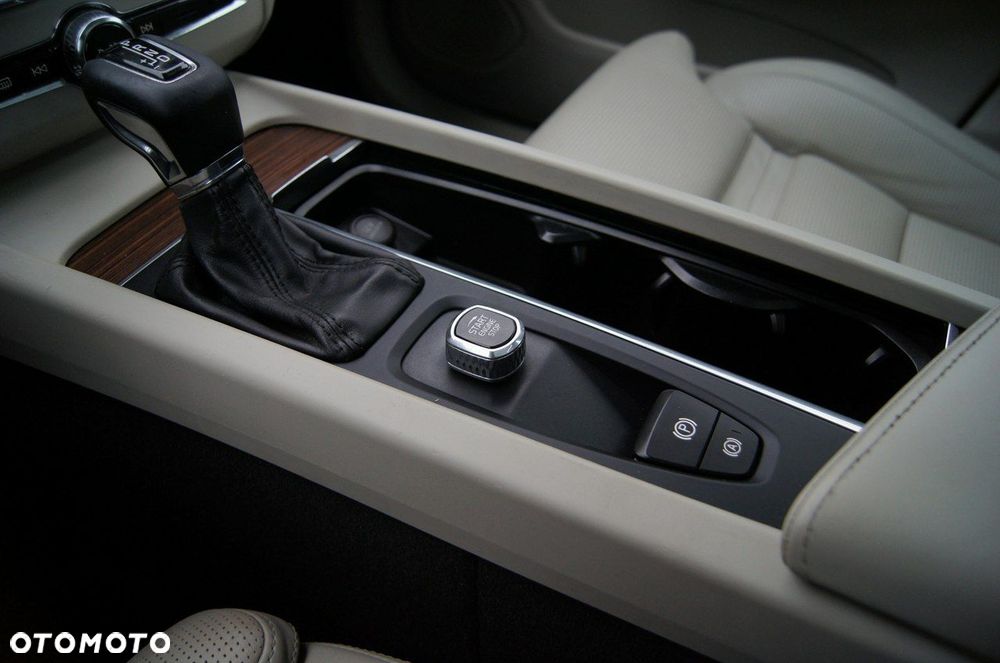 Volvo XC 60 T5 AWD Geartronic Momentum Pro - 24