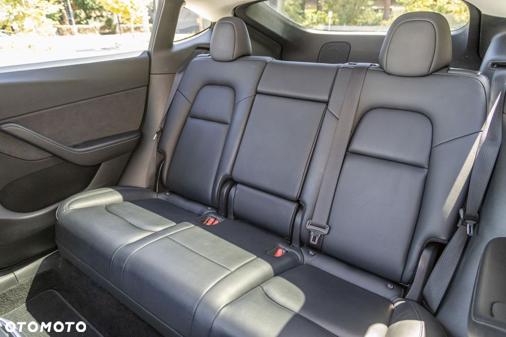 Tesla Model Y Long Range Dual Motor AWD - 12