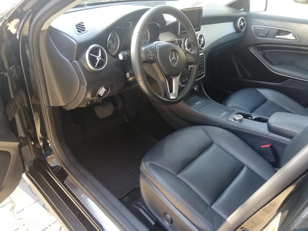 Mercedes-Benz GLA 250 4Matic 7G-DCT - 15