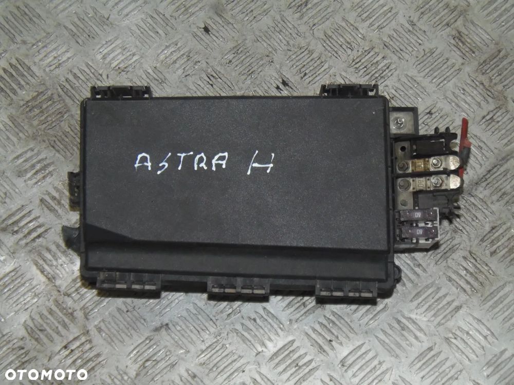 OPEL ASTRA H SKRZYNKA BEZPIECZNIKÓW - 1