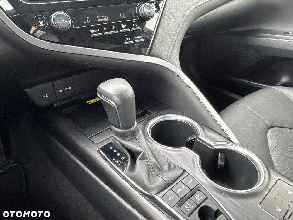Toyota Camry 2.5 Hybrid Executive CVT - 21