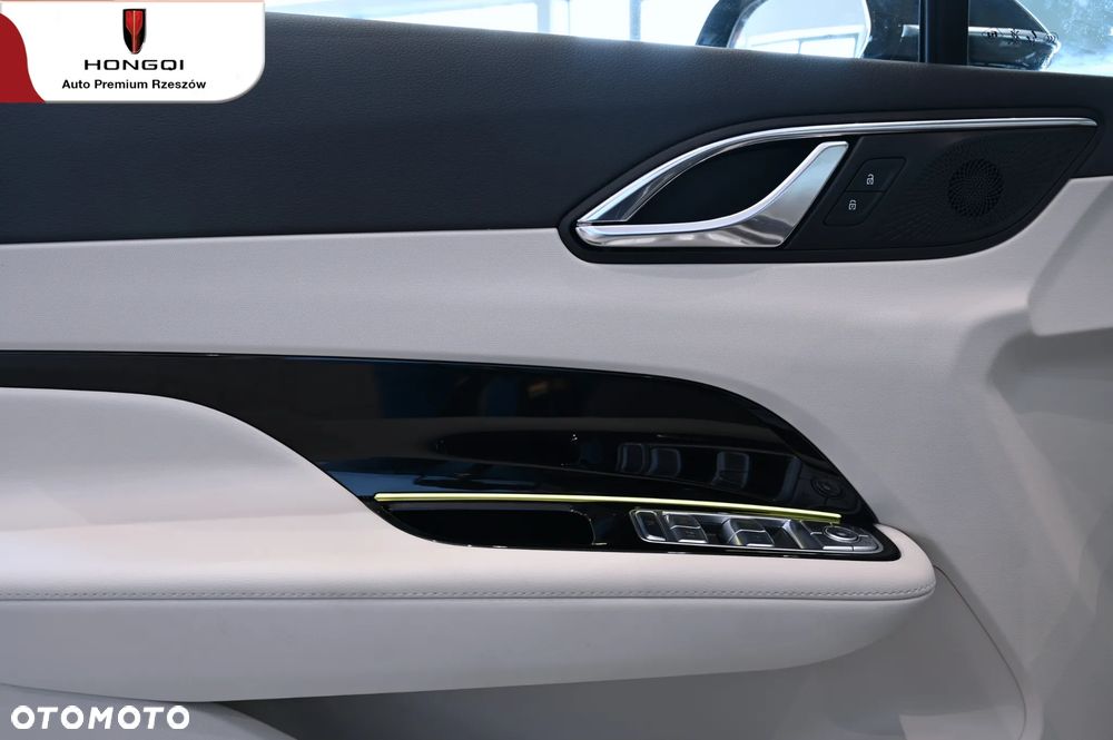 Hongqi HS3 - 10