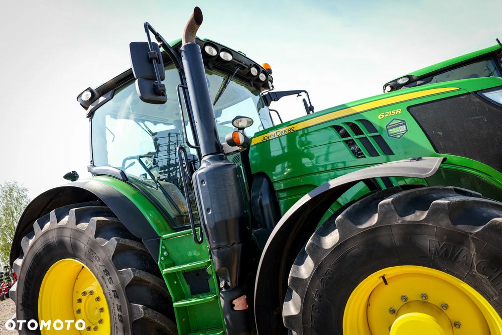 John Deere 6215R - 8