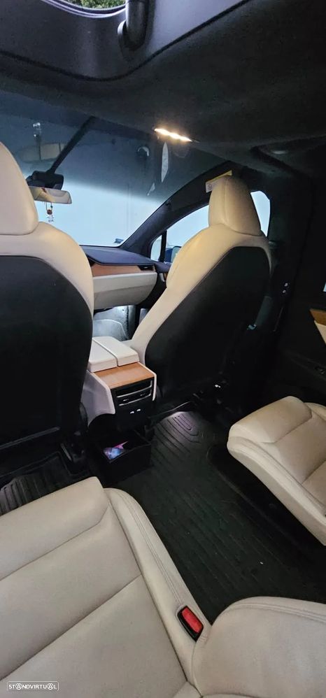 Tesla Model X - 23