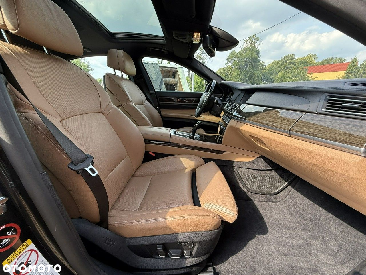 BMW Seria 7 750i - 12