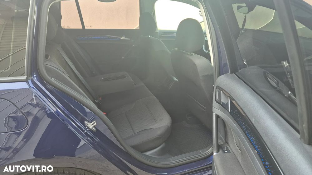 Volkswagen Golf - 10