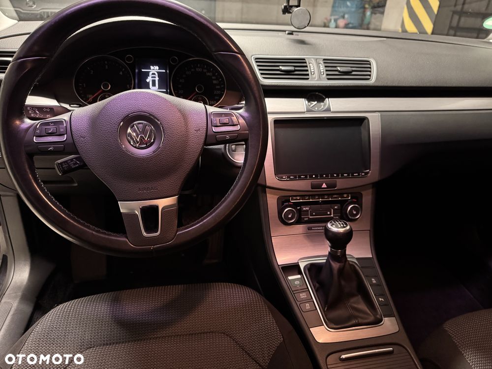 Volkswagen Passat - 4