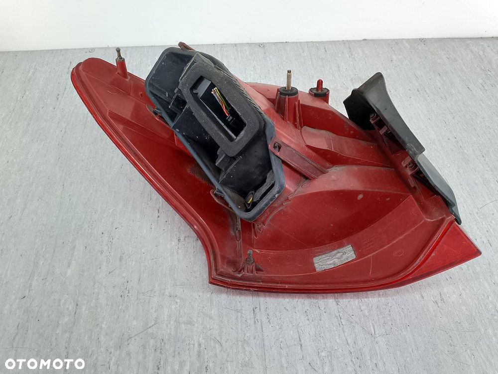 LAMPA TYLNA PRAWA PEUGEOT 407 KOMBI - 4
