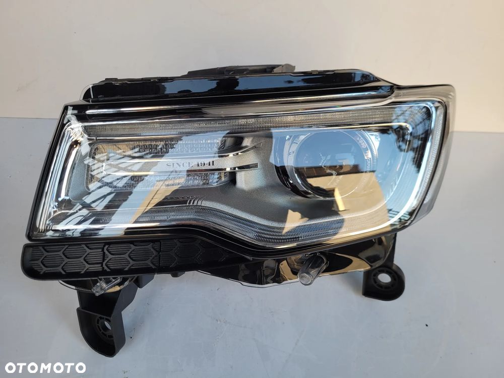 Jeep Grand Cherokee wk2 lampa przod xenon nieskretny
