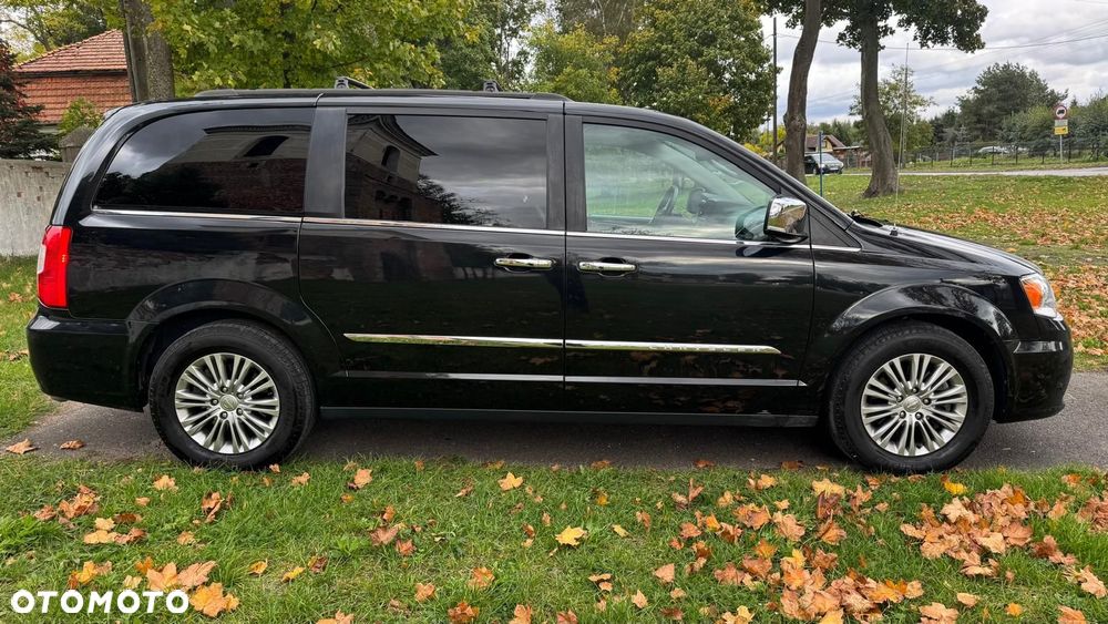 Chrysler Town & Country 2016 photo 2