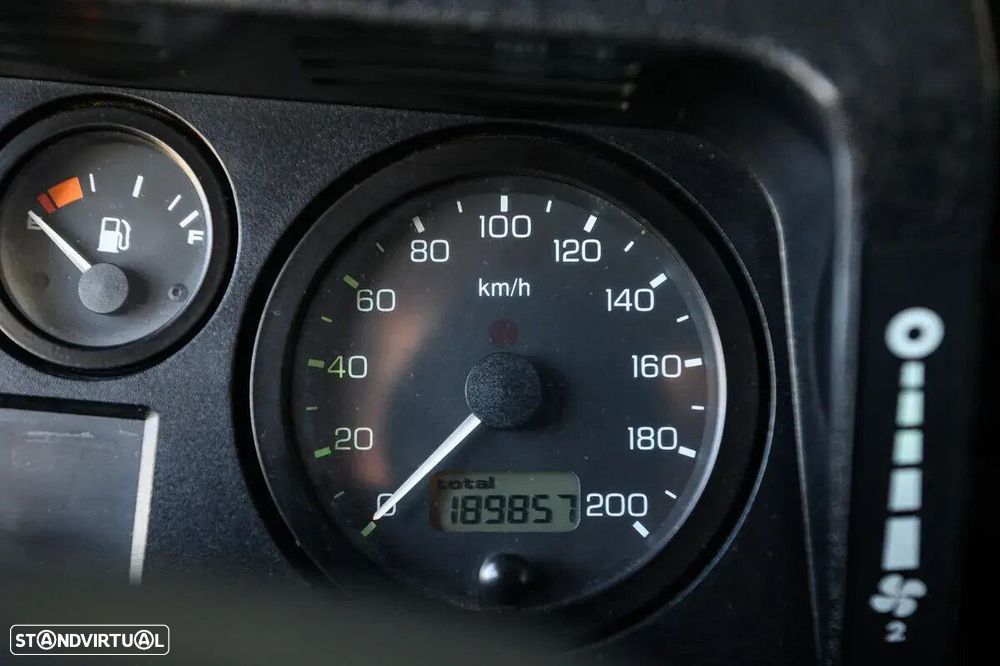 Land Rover Defender 90 2.5 Td5 E - 37