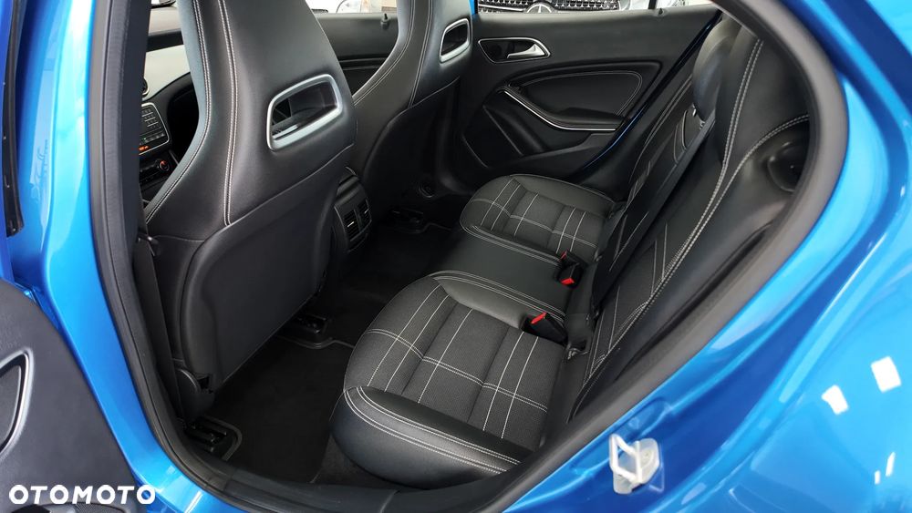 Mercedes-Benz GLA 250 4Matic 7G-DCT UrbanStyle Edition - 15