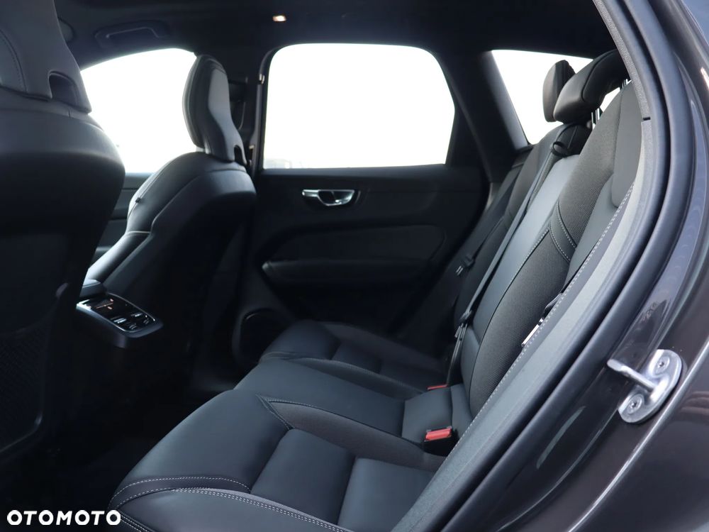 Volvo XC 60 B5 B AWD Ultra Dark - 17