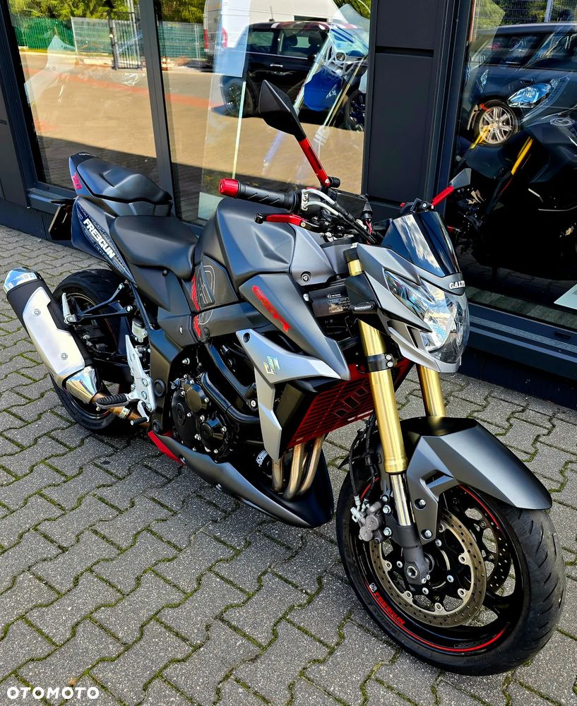 Suzuki GSR - 6