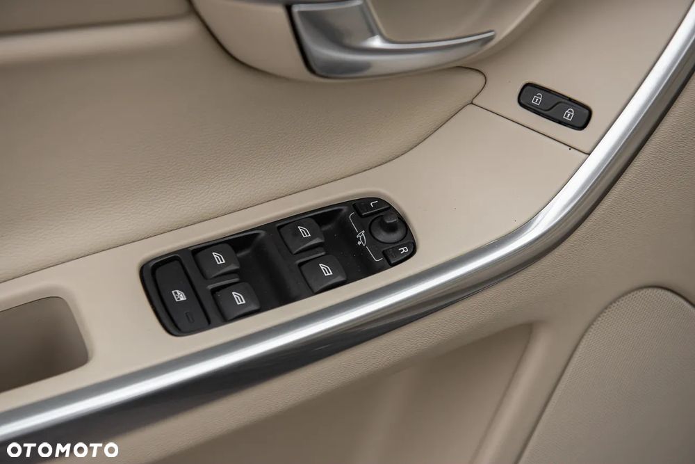 Volvo XC 60 D4 Geartronic Momentum - 17