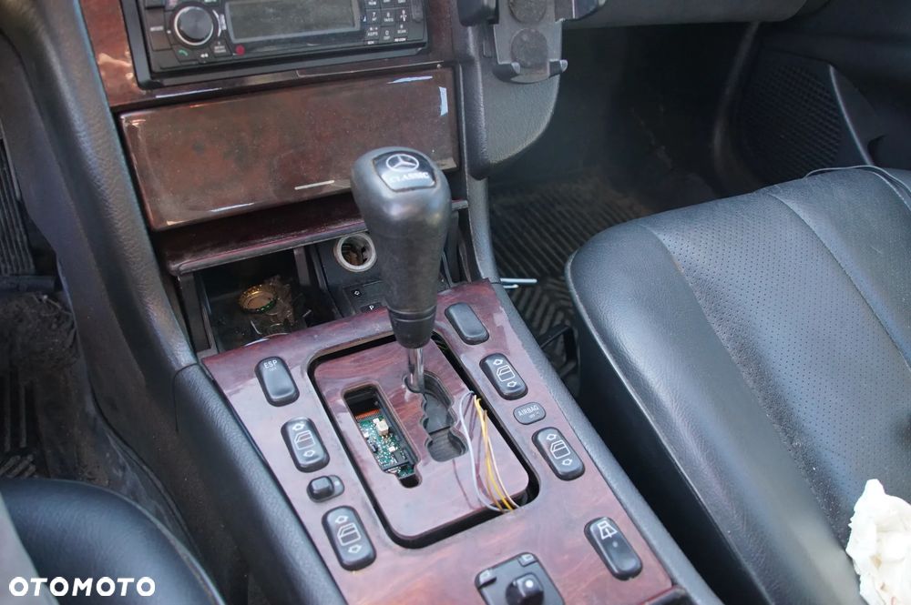 Auto na części - Mercedes E-Klasa W210 Lift 220 CDI 2.2 CDI 143 KM 611961 722699 623 1999R Silnik Skrzynia Maska Klapa Drzwi Szyba Lusterko Klamka Błotnik Deska Kokpit Sterownik Moduł Licznik - 14