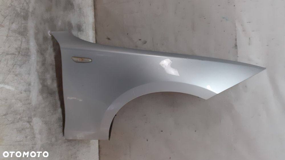 * BŁOTNIK PRZEDNI PRZOD  PRAWY BMW 1 E81 E82 E87 E88 TITANSILBER 354 SREBRNY - 1