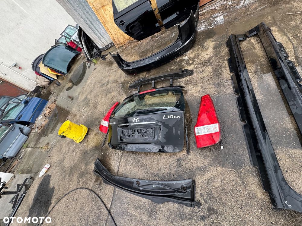 Hyundai i30 kombi kolor 9F czarny czarne   Drzwi tylne tył prawe lewe -500zl szt  Progi lift -150 sztuka   Lampy tył tylnie prawa lewa 150szt   Belka tył tylnia kombi 150sztuka   Zderzak tył tylni lift 450   Klapa bagażnika klapa tył 800zl   Podszybie 100zl   Posiadam wiele części do tego modelu  Szybka wysyłka - 9