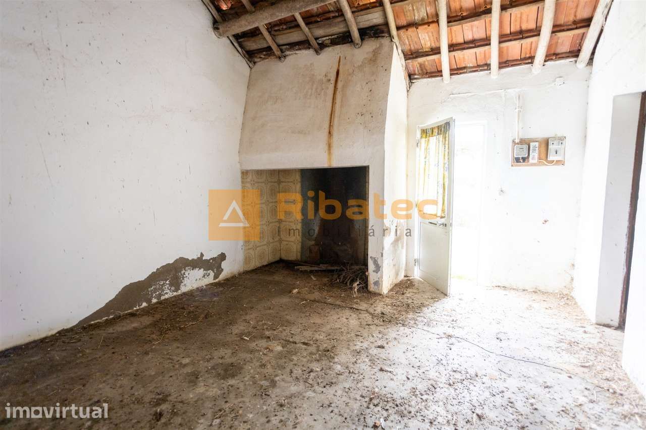 Moradia para remodelar no Couço - Grande imagem: 2/21