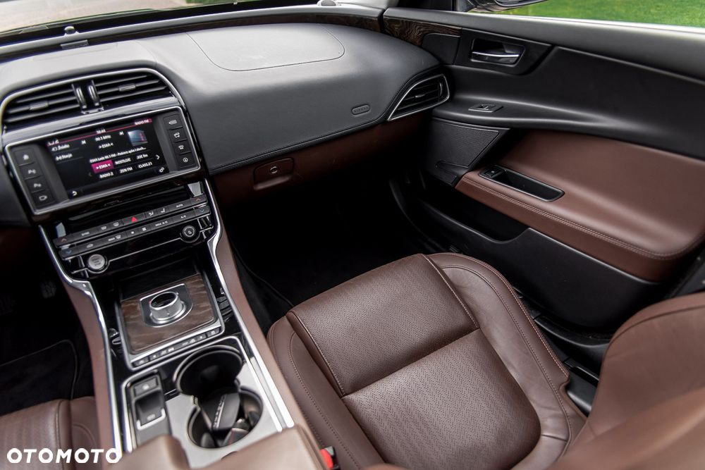 Jaguar XE 2.0 T Prestige - 32