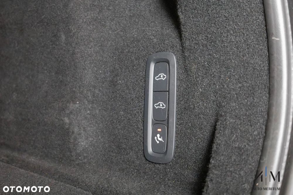 Volvo XC 60 B5 D AWD Ultimate Dark - 35