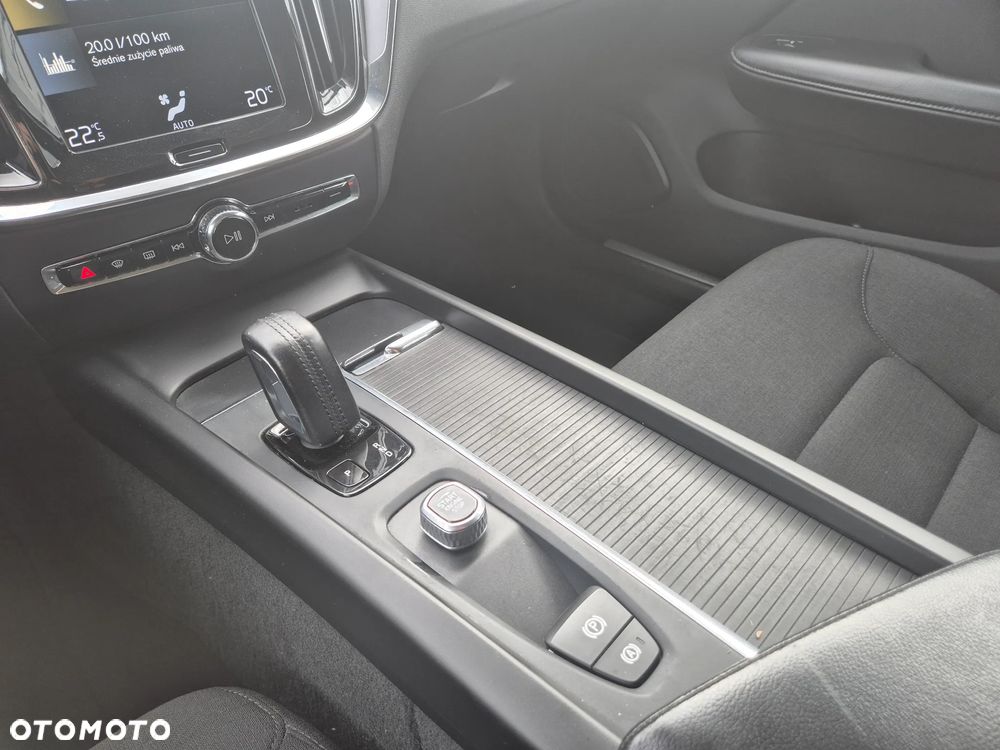 Volvo V60 B3 B DKG Momentum - 29