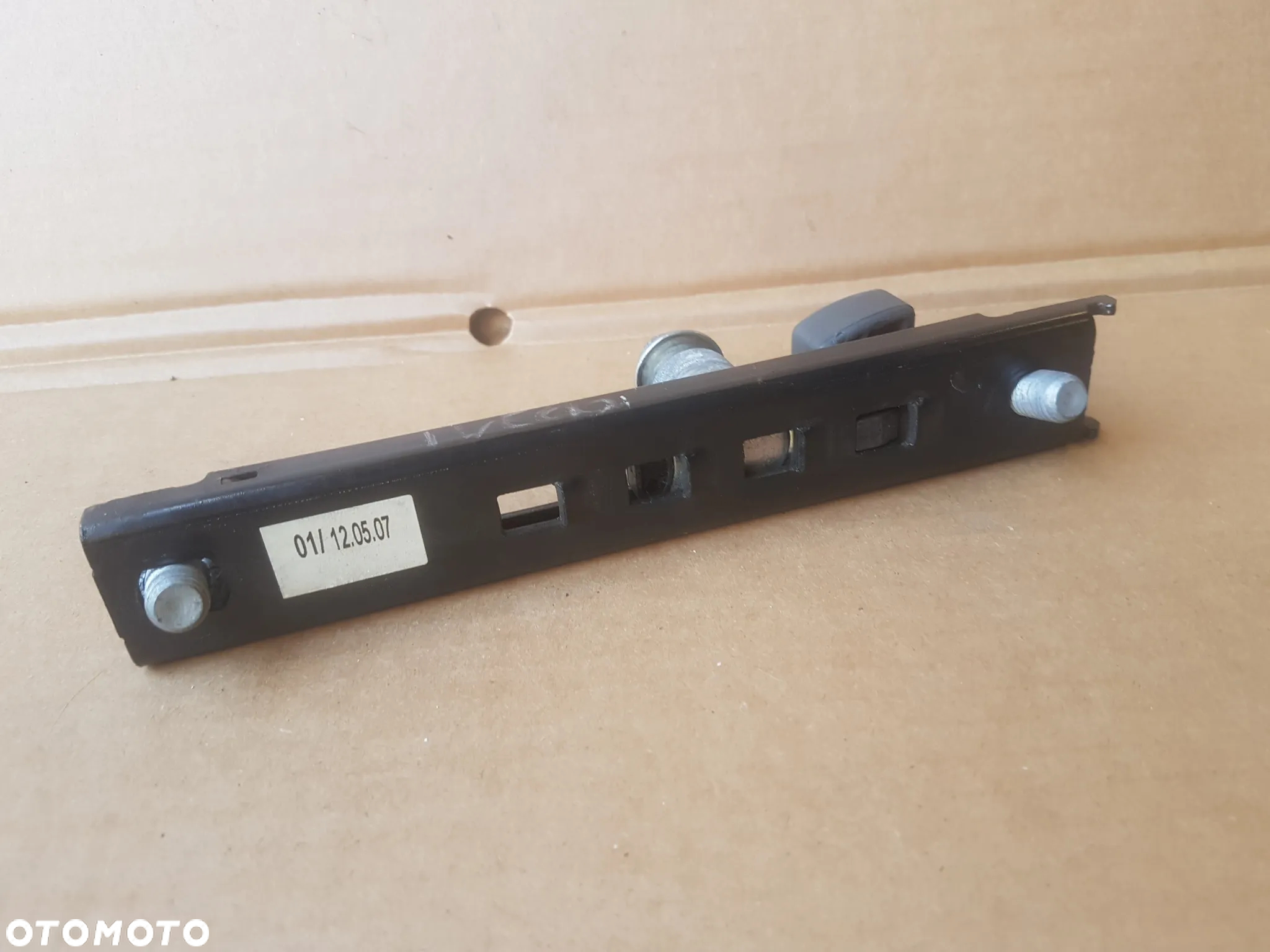 Iveco Daily 4 06-11 prowadnica uchwyt regulacji pasa bezpieczeństwa przód - 2