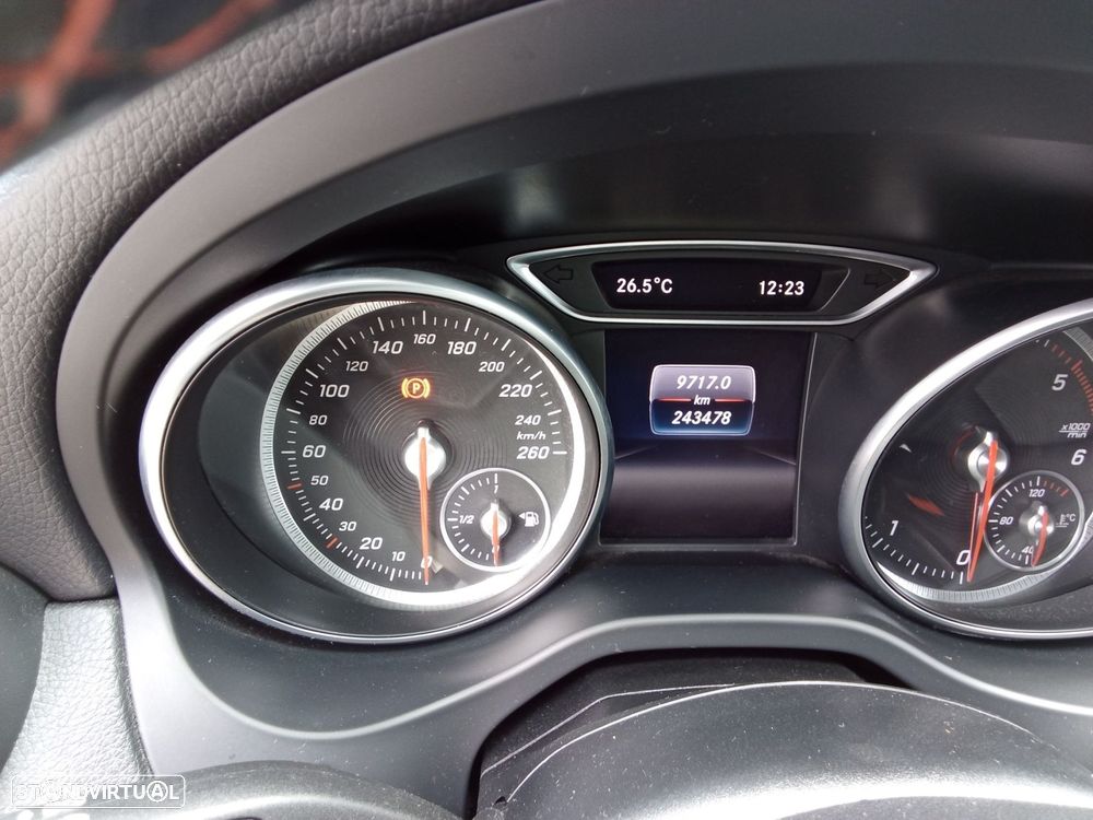 Mercedes-Benz CLA 180 d Shooting Brake AMG Line - 15